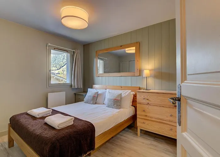 Apartment Fermes Du Montenvers B2, Alpes Agency, Central Chamonix, Sleeps 4-5 *