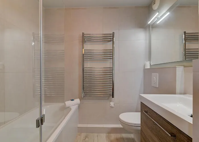 Apartment Fermes Du Montenvers B2, Alpes Agency, Central Chamonix, Sleeps 4-5 Chamonix